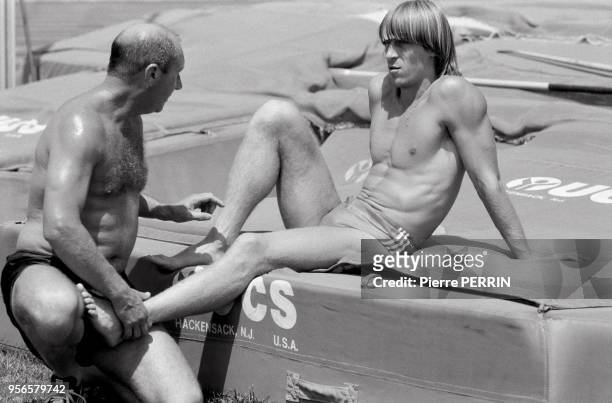 Le sauteur à la perche Thierry Vigneron et son entraîneur Jean-Claude Perrin préparant les Jeux Olympiques en mai 1984 à Los Angeles, Etats-Unis.