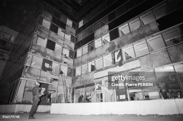 Un pompier surveille un immeuble endommagé après l'explosion d'une bombe le 5 septembre 1985 à Paris, France.
