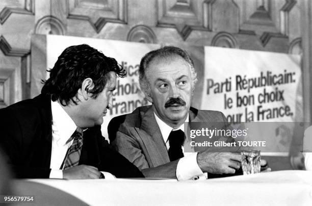 Jacques Médecin et Jean-Pierre Raffarin à la tribune, lors des journées du parti républicain à Nice, France le 2 septembre 1978.