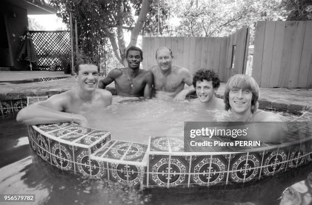 Patrick Abada, Francis Agbo, l'entraîneur Jean-Claude Perrin, Pierre Quinon et Thierry Vigneron dans la piscine après une séance d'entraînement en...