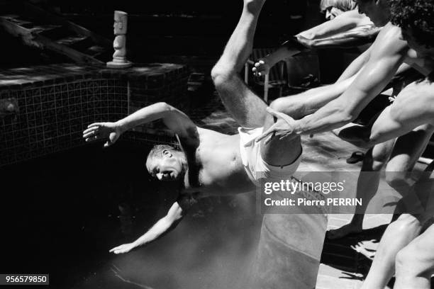 Entraîneur des athlètes français Jean-Claude Perrin précipité dans une piscine par les sauteurs à la perche Thierry Vigneron et Pierre Quinon - de...