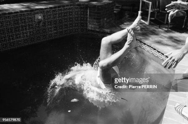 Entraîneur des athlètes français Jean-Claude Perrin précipité dans une piscine en mai 1984 à Los Angeles, Etats-Unis.