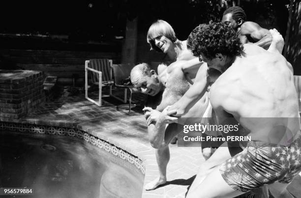 Entraîneur des athlètes français Jean-Claude Perrin précipité dans une piscine par les sauteurs à la perche Thierry Vigneron et Pierre Quinon - de...