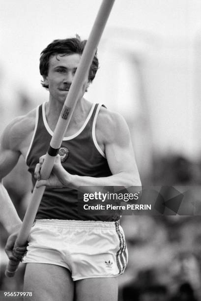 Le sauteur à la perche Sergueï Bubka le 2 juin 1984 à Saint-Denis, France.