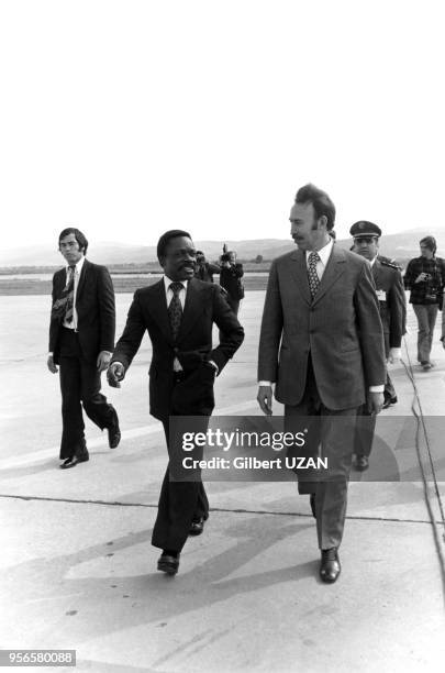 Houari Boumédiène et Omar Bongo lors d'un sommet de l'OPEP à Alger le 3 mars 1975, Algérie.