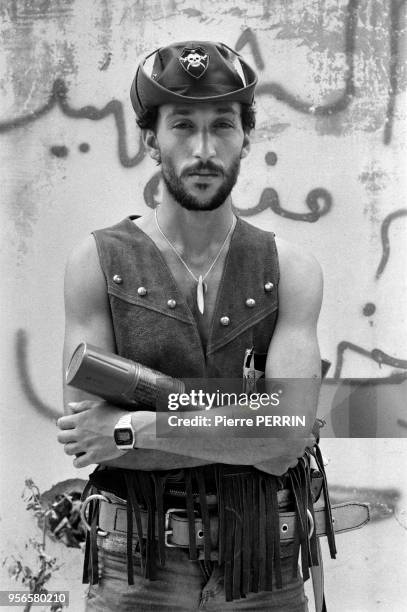 Combattant d'un mouvement de la gauche libanaise avec sa frenade à Beyrouth lors du conflit israélo-palestinien en aout 1982, Liban.