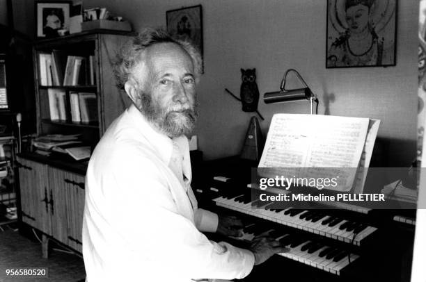 Jacques de Bourbon Busset, de l'Académie française, photographié à son piano dans sa maison du sud de la France en juin 1982.