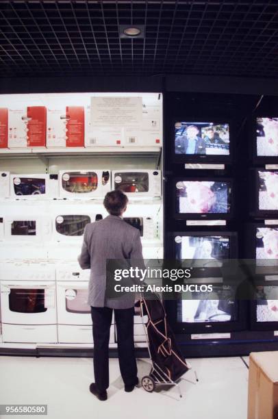 Client au rayon électroménager d'un supermarché en juin 1999 en France.