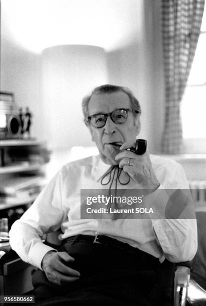 écrivain Georges Simenon photographié chez lui, à Lausanne, Suisse en février 1983.