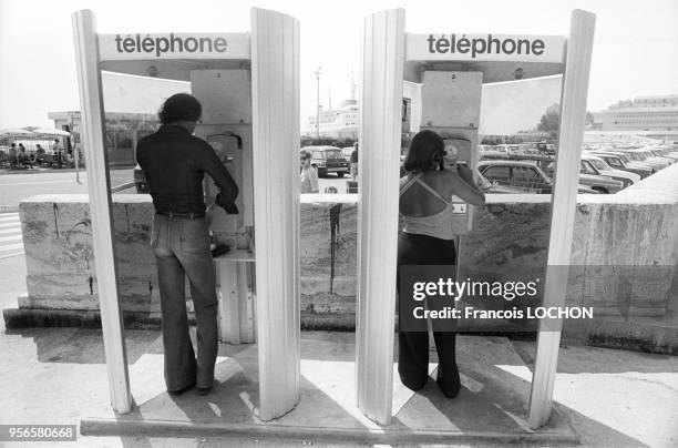 Cabines téléphoniques à Bastia en juin 1976, France.