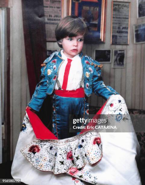 Portrait du torero espagnol El Juli à l'âge de quatre ans en costume de toréador en 1984.