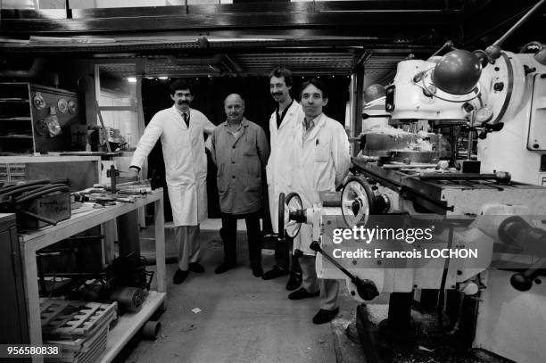 Techniciens dans l'atelier de mécanique à l'Institut Pasteur en juin 1987 à Paris, France.