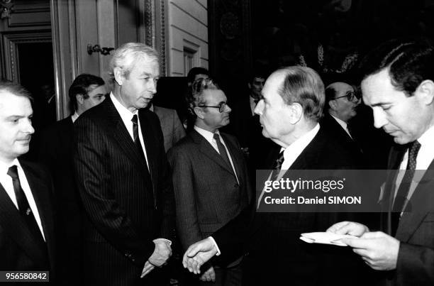 Le président François Mitterrand à droite reçoit le président du CNAL, le syndicaliste Michel Bouchareissas pour la cérémonie des voeux à l'Elysée le...