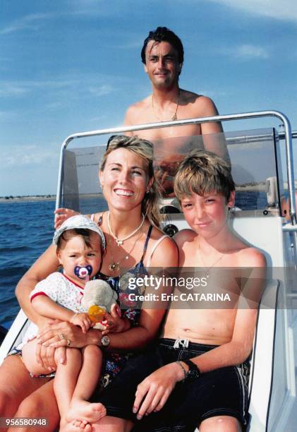 Le joueur de tennis Henri Leconte en vacances avec sa femme Marie Sara, son fils Maxime et leur fille Sara Luna sur un bateau en juillet 1997 aux...