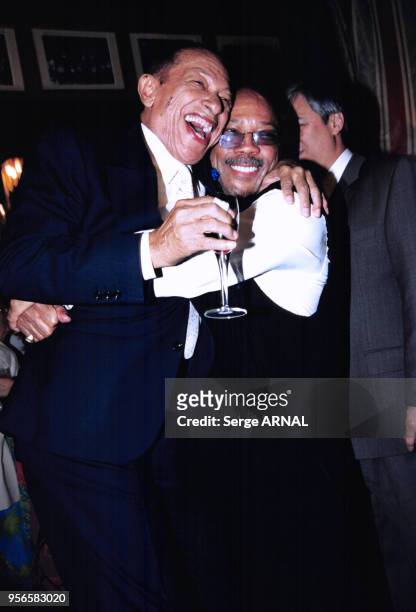 Portrait d'Henri Salvador et de Quincy Jones lors d'une soirée célébrant la fête d'indépendance américaine au théâtre des Champs-Elysées le 4 juillet...