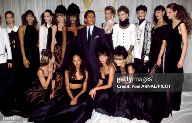 Mario Valentino entouré de top models, notamment Naomi Campbell, Carla Bruni, Brandy, Christy Turlington et Claudia Schiffer lors des défilés...