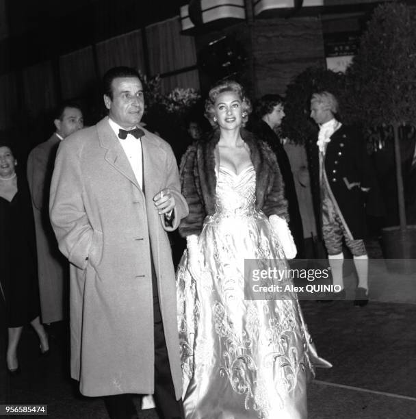 Portrait du réalisateur Christian-Jaque et de sa femme Martine Carol arrivant à une réception, circa 1950 en France.