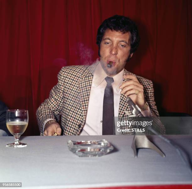 Portrait du chanteur gallois Tom Jones fumant un cigare lors d'une conférence de presse, circa 1980.