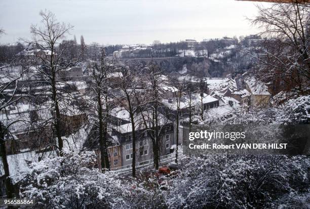 Vue de la ville sous la neige en hiver depuis la butte, circa 1980 à Luxembourg, Luxembourg.