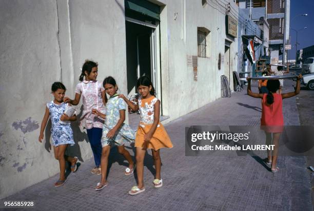 Petites filles en robes courtes dans la rue en septembre 1973 à Tripoli en Libye.