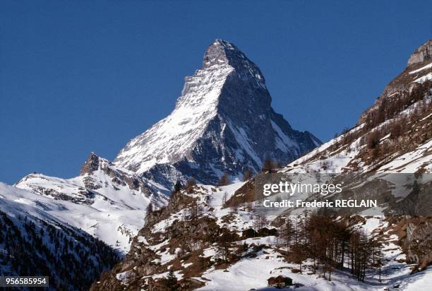 Arète du Cervin enneigée en mars 1997 en Suisse.