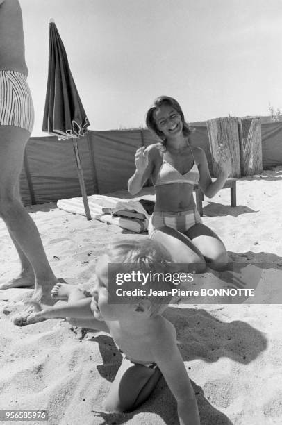 Romy Schneider à la plage avec son fils David en septembre 1968 à Saint-Tropez, France.