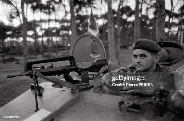 Militaire français dans un véhicule blindé avec son fusil FAMAS F1 en 1983, Tchad.