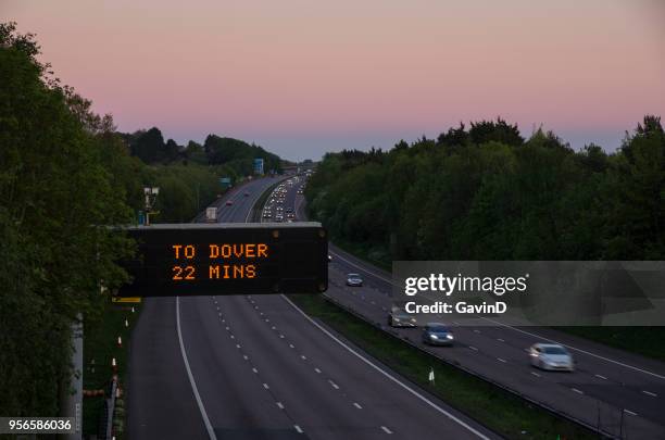 アシュフォード ケント イングランドで高速道路 m20 - 正中神経 ストックフォトと画像