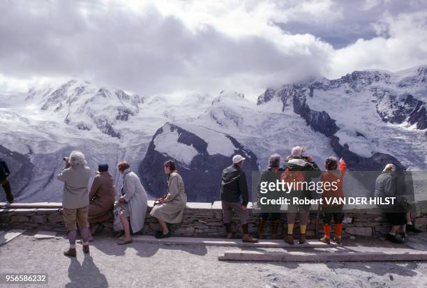 Touristes admirant le Cervin dans le canton du Valais en septembre 1986 en Suisse.