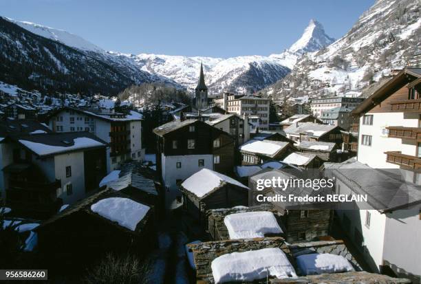 Vue de la station de sport d'hiver et du Cervin, circa 1980 à St Moritz, Suisse.