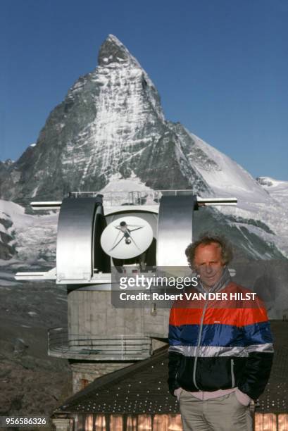 Touriste près d'un observatoire sur le Cervin face à l'arète du Gornergrat dans le canton du Valais en septembre 1986 en Suisse.
