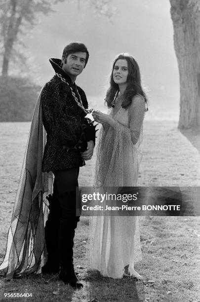 Jean-Claude Brialy et Sylvie Fennec lors du tournage du film 'Le Bal du comte d'Orgel' réalisé par Marc Allégret en octobre 1969, France.