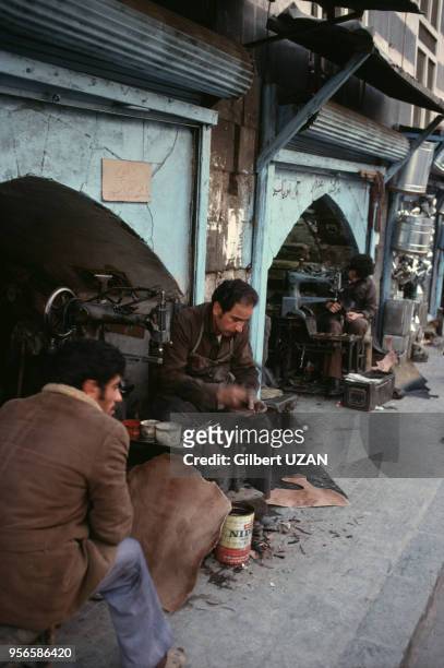 Cordonniers près de leur échoppe dans la rue en novembre 1977 à Damas, Syrie.
