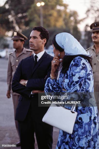 Mouammar Kadhafi et son épouse Safia Farkash dans les années 1970 en Libye.