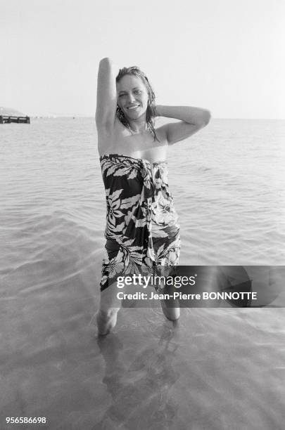 Nathalie Delon à la plage en juillet 1968 au Pyla-sur-Mer, France.