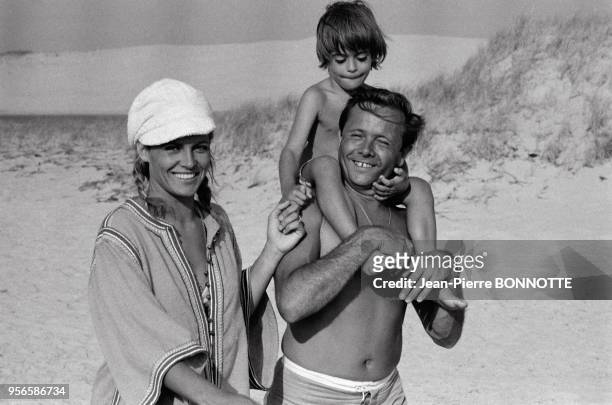 Nathalie Delon en vacances avec son fils Anthony et Jean Poniatowski et en juillet 1968 au Pyla-sur-Mer, France.