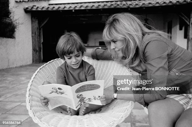 Nathalie Delon en vacances avec son fils Anthony en juillet 1968 au Pyla-sur-Mer, France.