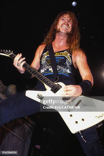 James Hetfield, guitariste du groupe de heavy metal Metallica, sur scène en septembre 1988 à Montpellier, France.