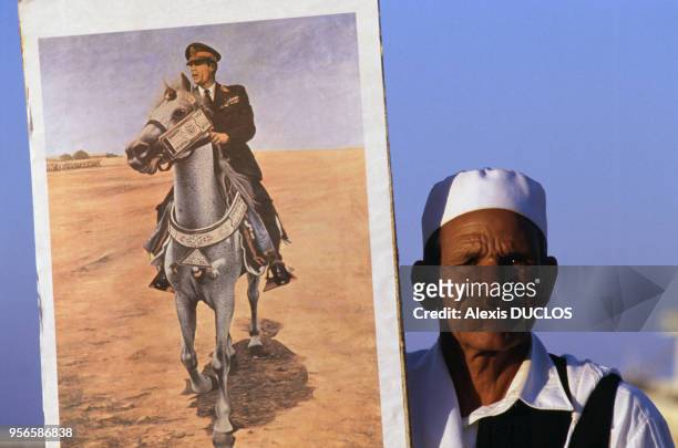 Vieil homme montrant une photo de Mouammar Kadhafi le 12 juin 1986 en Libye.