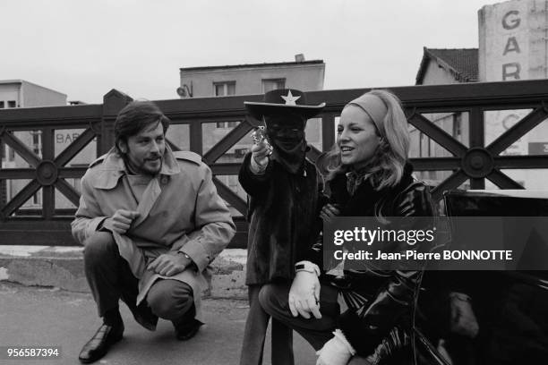 Alain Delon avec son épouse Nathalie et leur fils Anthony déguisé en Zorro gare de Lyon à leur retour de Venise en janvier 1968 à Paris, France.