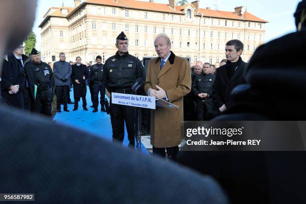 Brice Hortefeux à Bièvre pour inaugurer la nouvelle Force d'intervention de la police nationale le 1 décembre 2009 à Bièvre, France.