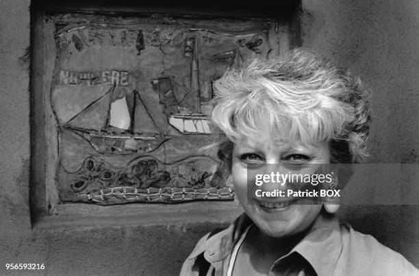 Portrait de la romancière française Anne-Marie Garat, à Cassis, dans les Bouche-du-Rhône, en France, en avril 1998.