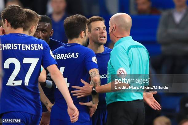 Cesar Azpilicueta and Cesc Fabregas of Chelsea confront Referee Lee Mason after he blows for half time before letting them take a corner during the...