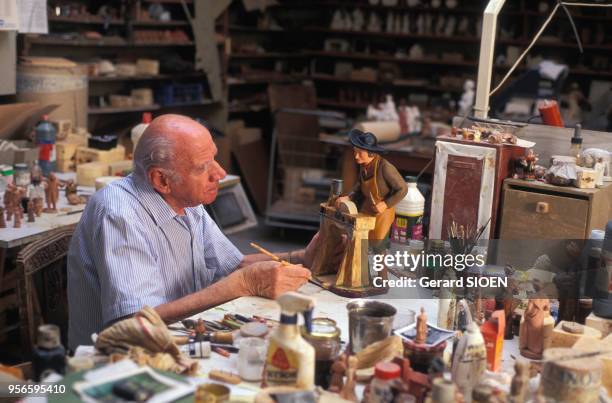 Le santonnier Marcel Carbonnel peignant un santon dans son atelier à Marseille, dans les Bouches-du-Rhône, France.