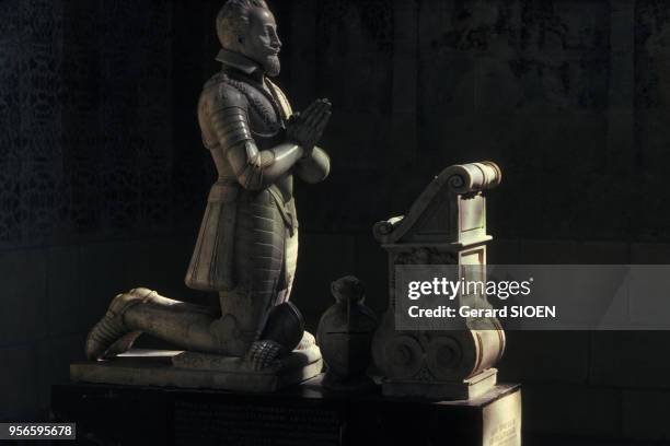 Statue du roi Henri IV en prière dans le château Angers, en septembre 1978, dans le Maine-et-Loire, France.