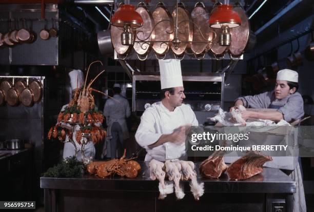 Le cuisinier français Paul Bocuse dans l'un de ses restaurants à Lyon, en 1972, dans le Rhône, France.