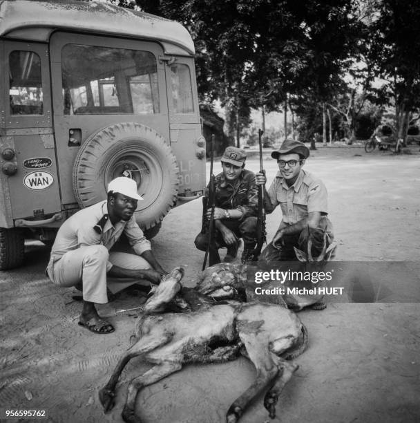 Touristes posant avec des antilopes tuées lors d'un safari de chasse au Niger, circa 1950.