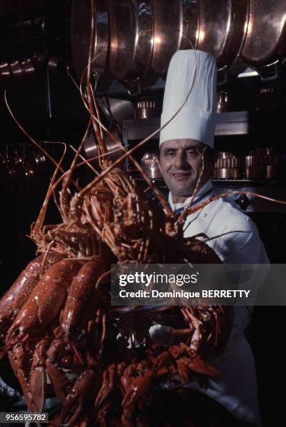 Le cuisinier français Paul Bocuse dans l'un de ses restaurants à Lyon, en 1972, dans le Rhône, France.