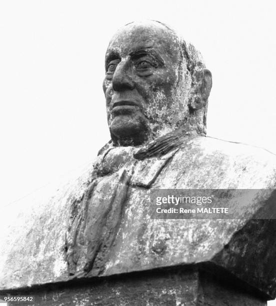 Buste du peintre Maurice de Vlaminck par le sculpteur Paul Belmondo, à Rueil-la-Gadelière, en Eure-et-Loir, en France.