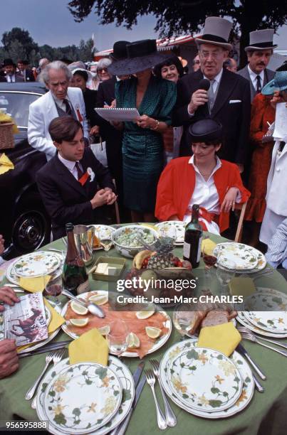 Léon Zitrone au pique-Nique à l'hippodrome de Chantilly lors du Prix de Diane, en juin 1985, France.